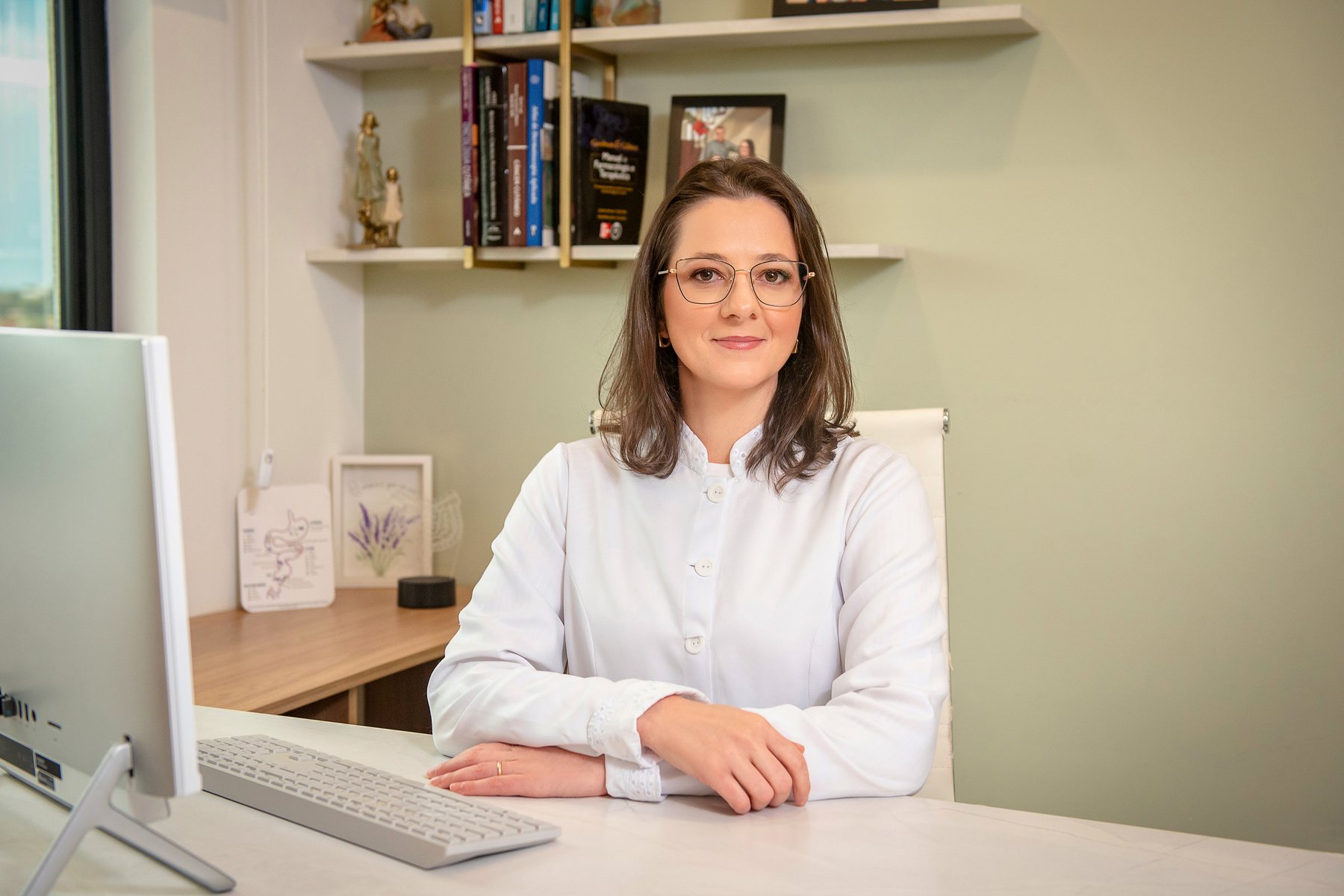 Dra. Luiza Fucilini, coloproctologista, em seu consultório em Ijuí-RS