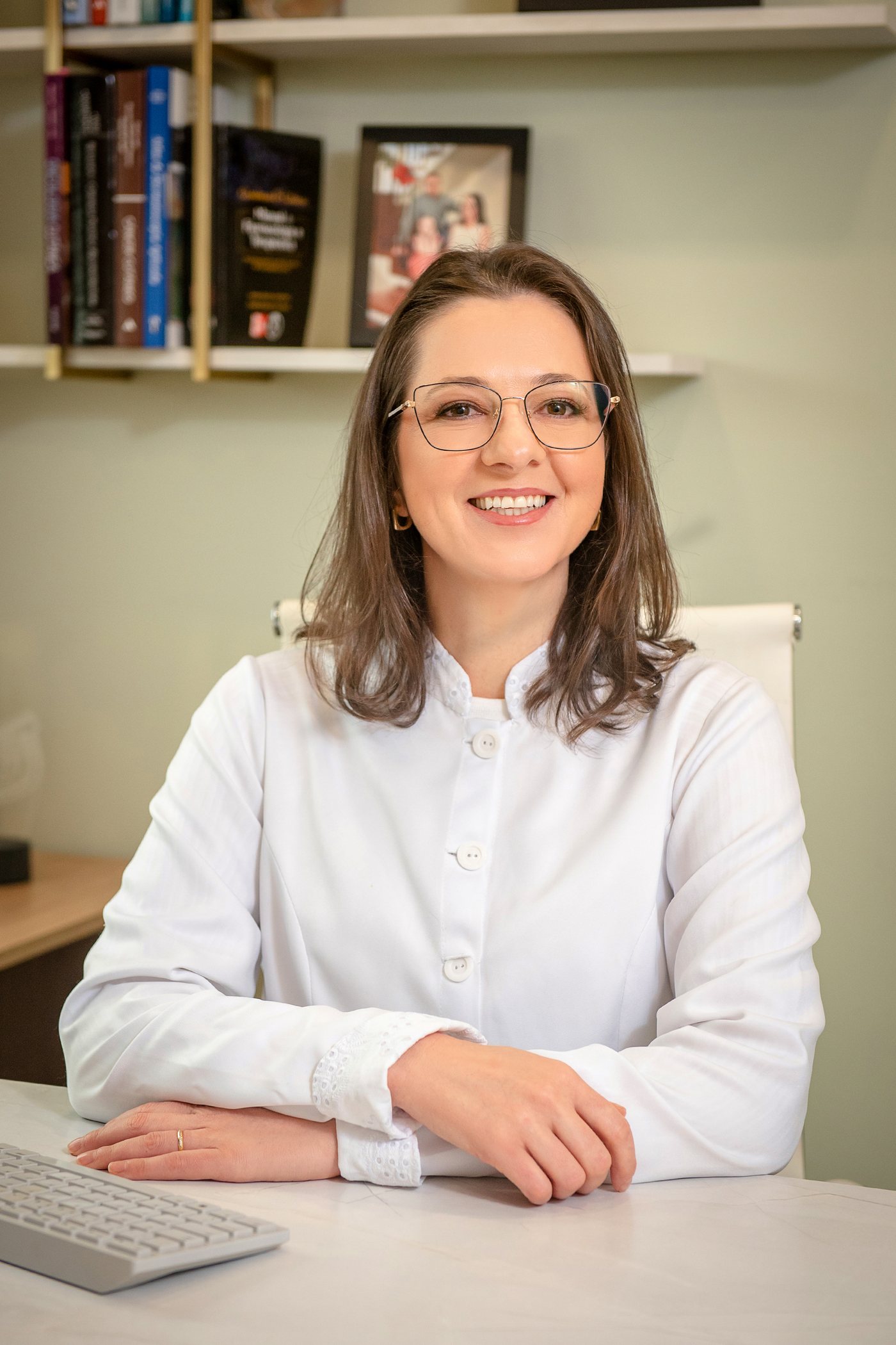 Dra. Luiza Fucilini, coloproctologista, sorrindo em seu consultório em Ijuí-RS